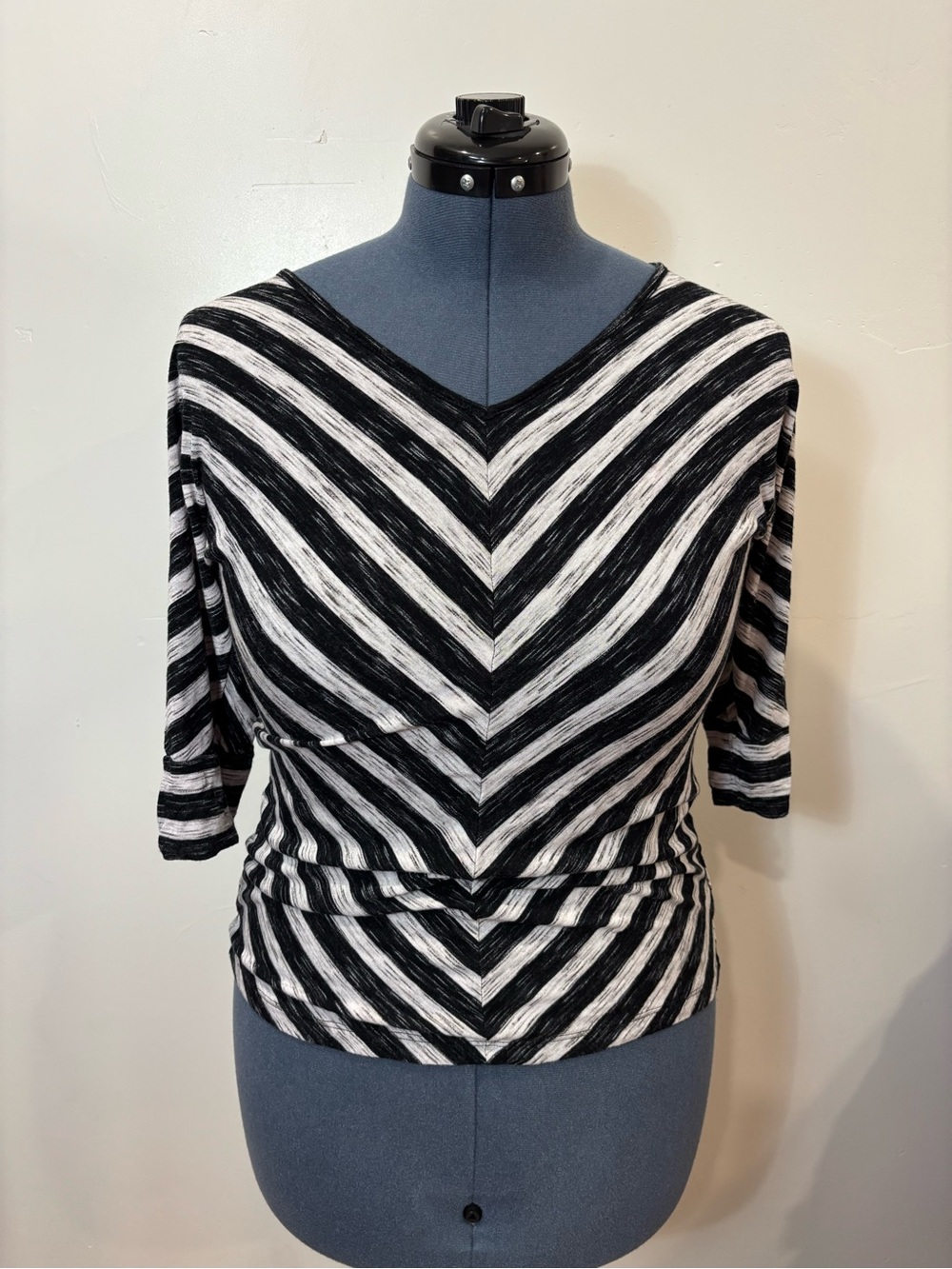 Apt. 9 Black & White Chevron V‑Neck Knit Top